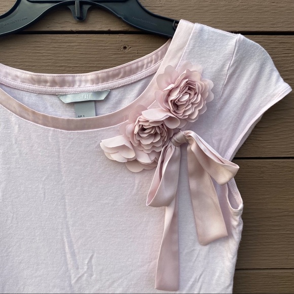 H&M blush satin flower and bow short sleeve blouse - Picture 3 of 7